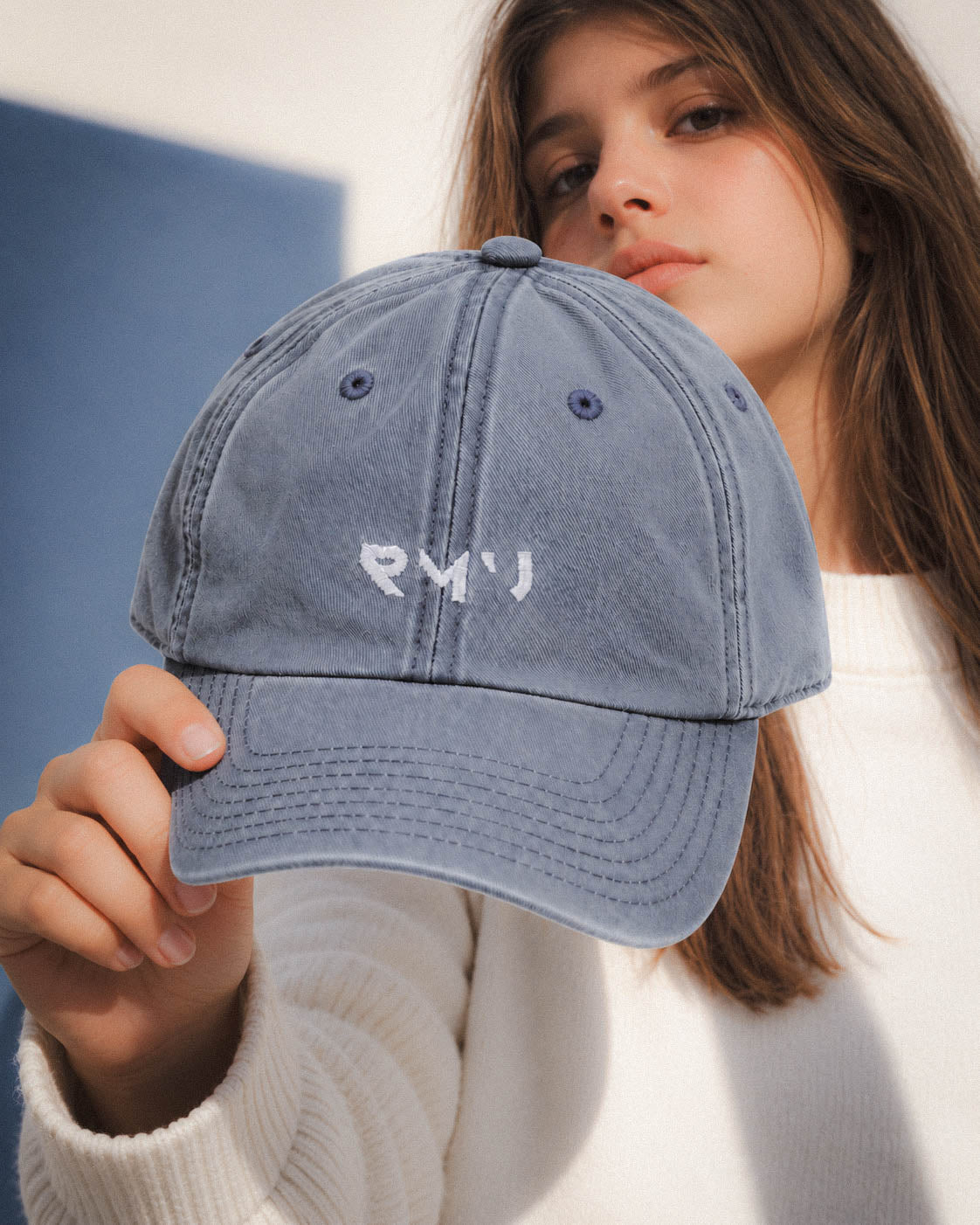 Chica con gorra Core azul marino en exterior