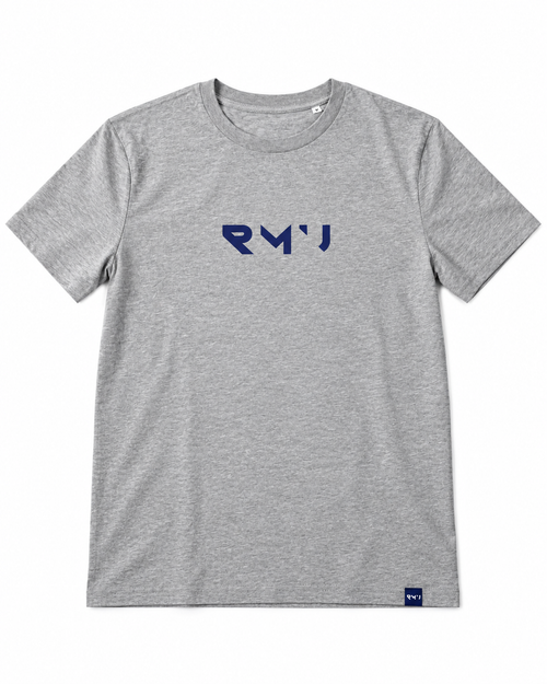 Camiseta Core gris jaspeado con logotipo RMU azul navy y etiqueta azul en el bajo, vista frontal sobre fondo blanco
