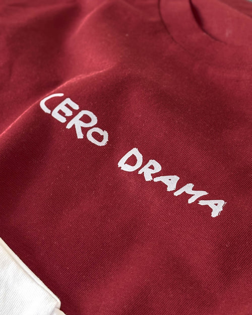 Fotografía real de la camiseta Cero Drama burdeos y su estampado