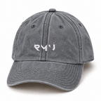 Gorra Core gris oscuro con bordado RMU blanco, vista frontal sobre fondo blanco
