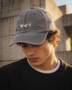 Retrato de un chico con gorra Core gris oscuro y jersey negro en exterior