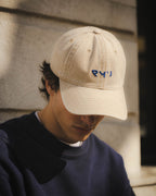 Detalle frontal de la gorra Core beis llevada por un chico