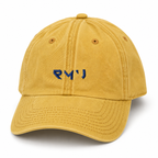 Gorra Core mostaza con logotipo RMU bordado, vista frontal sobre fondo blanco
