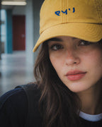Chica con gorra Core mostaza en primer plano