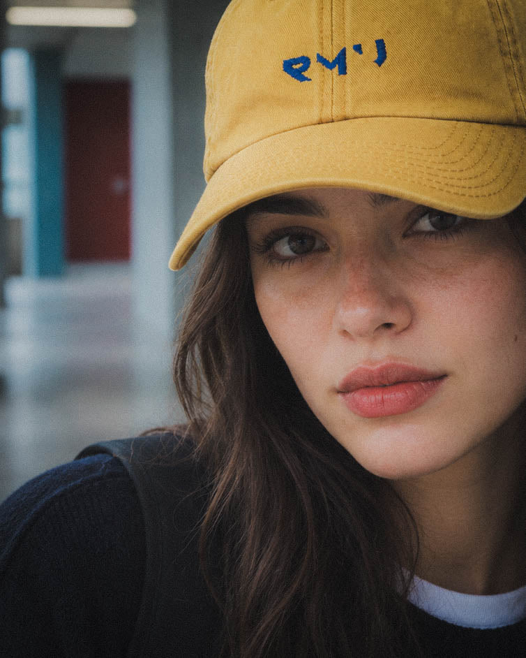 Chica con gorra Core mostaza en primer plano