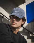 Chico con gorra Core azul en unas escaleras