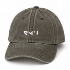 Gorra Core verde oliva con logotipo RMU bordado, vista frontal sobre fondo blanco