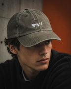 Chico con gorra Core verde oliva y jersey negro