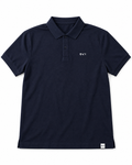 Polo Core azul marino con bordado RMU, vista frontal sobre fondo blanco