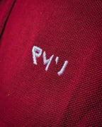 Detalle del bordado blanco RMU y del tejido piqué del polo Core burdeos