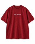 Camiseta Cero Drama burdeos, vista frontal sobre fondo blanco