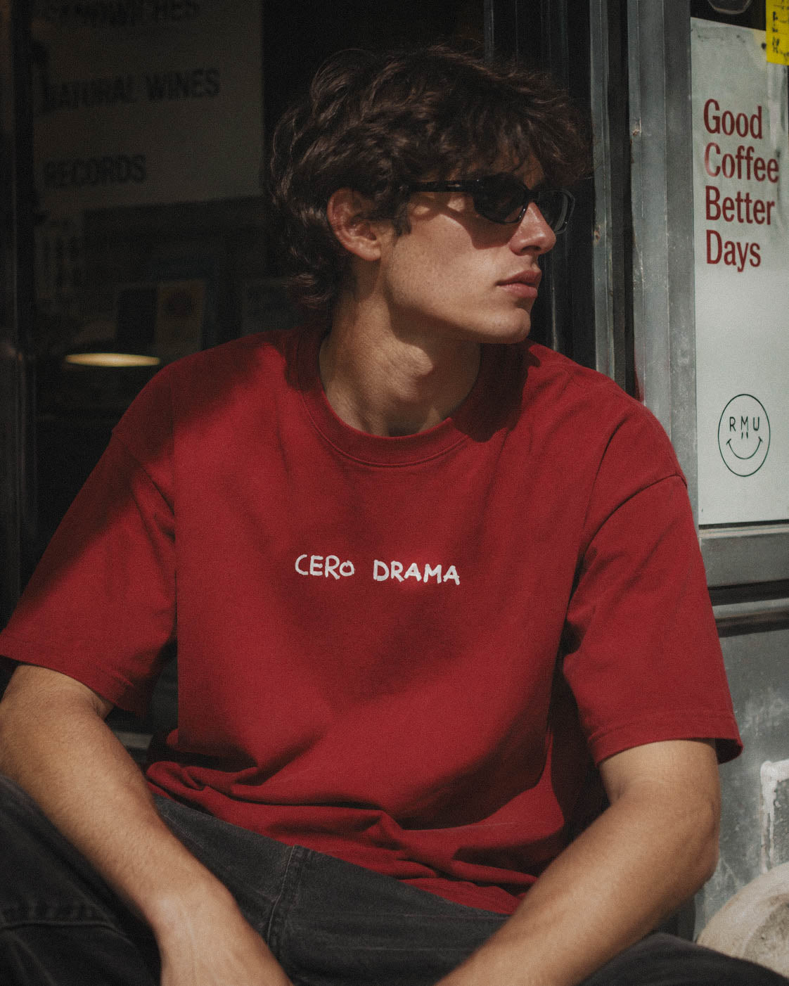 Chico con gafas de sol y camiseta Cero Drama burdeos