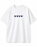 Camiseta Four Hearts blanca con cuatro corazones navy, vista frontal sobre fondo blanco