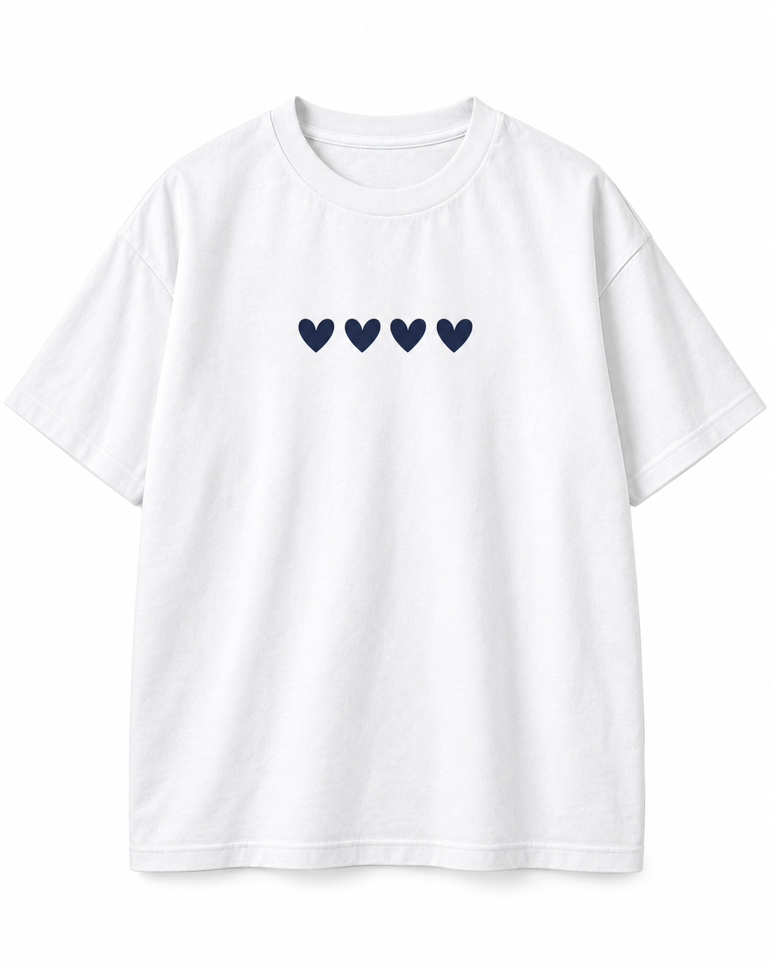 Camiseta Four Hearts blanca con cuatro corazones navy, vista frontal sobre fondo blanco