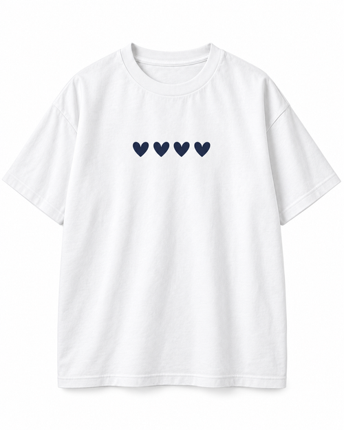 Camiseta Four Hearts blanca con cuatro corazones navy, vista frontal sobre fondo blanco